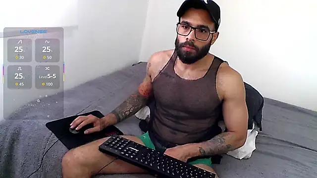 Snapshot of htrebor87 chatting on October 15, 6:52 pm htrebor87 online show from October 15, 6:52 pm