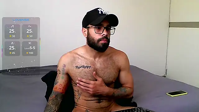 Snapshot of htrebor87 chatting on October 23, 5:55 pm htrebor87 online show from October 23, 5:55 pm