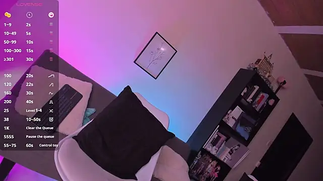 QueenAri  online show from October 8, 10:51 pm