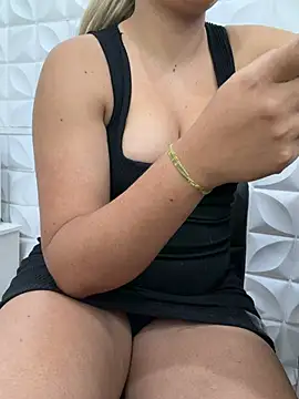 Snapshot of Valeriacris chatting on April 23, 3:25 pm Valeriacris online show from April 23, 3:25 pm