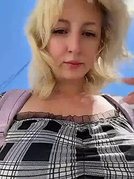 Snapshot of RonnieKiss chatting on June 4, 5:24 am RonnieKiss online show from June 4, 5:24 am
