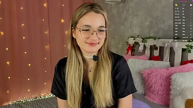 Snapshot of vivyboo111 chatting on February 2, 7:23 pm vivyboo111 online show from February 2, 7:23 pm