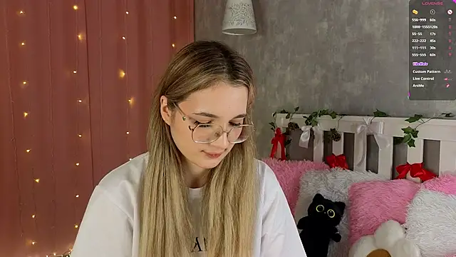 Snapshot of vivyboo111 chatting on February 4, 7:20 pm vivyboo111 online show from February 4, 7:20 pm