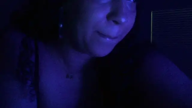 Snapshot of lotuzpetals chatting on October 10, 6:56 am lotuzpetals online show from October 10, 6:56 am