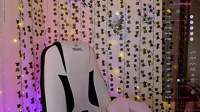 Snapshot of LinaBlossom_ chatting on February 1, 6:12 am LinaBlossom online show from February 1, 6:12 am