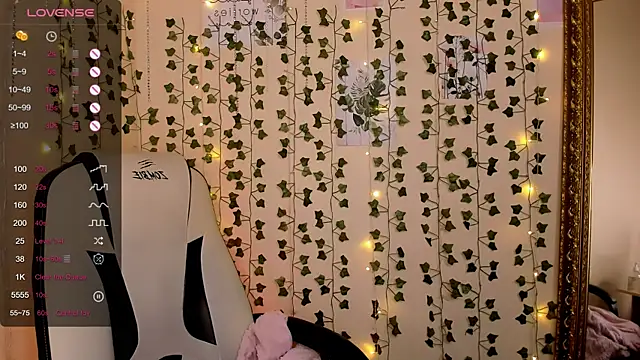 Snapshot of LinaBlossom_ chatting on February 5, 8:19 am LinaBlossom online show from February 5, 8:19 am