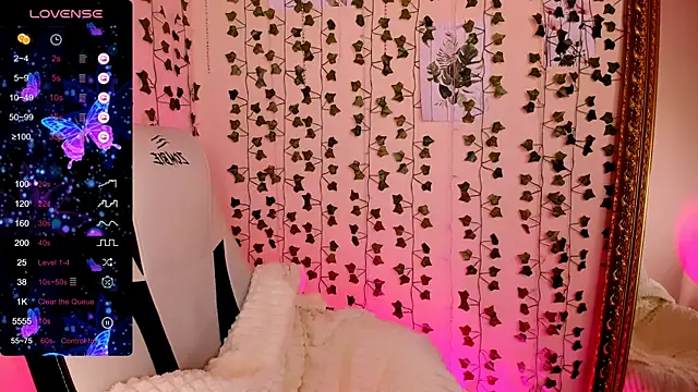 Snapshot of LinaBlossom_ chatting on February 24, 8:23 am LinaBlossom online show from February 24, 8:23 am