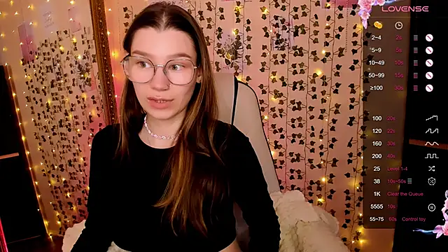 Snapshot of LinaBlossom_ chatting on February 28, 7:53 am LinaBlossom online show from February 28, 7:53 am