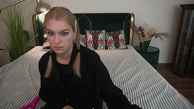 Snapshot of AlinaLiii chatting on May 27, 5:59 am AlinaLiii online show from May 27, 5:59 am