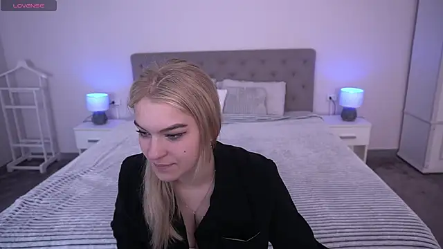 Snapshot of AlinaLiii chatting on June 1, 5:31 am AlinaLiii online show from June 1, 5:31 am