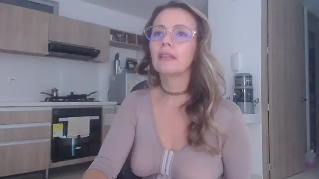 LovePaula online show from December 15, 11:47 am