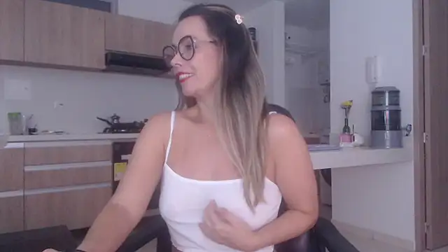 Snapshot of LovePaula chatting on March 15, 11:11 pm LovePaula online show from March 15, 11:11 pm