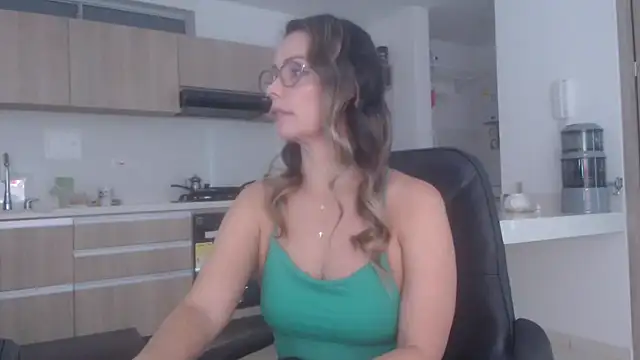Snapshot of LovePaula chatting on March 23, 2:10 pm LovePaula online show from March 23, 2:10 pm