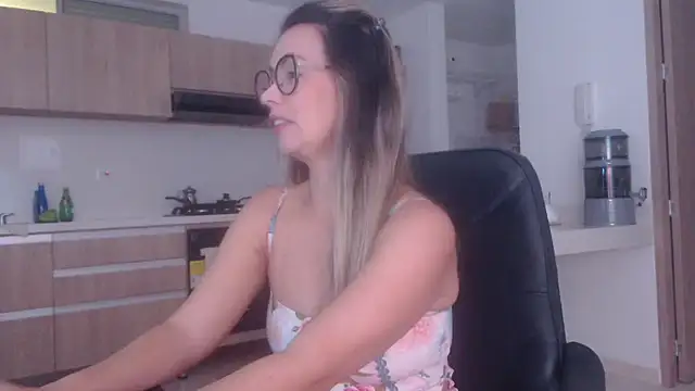 Snapshot of LovePaula chatting on March 29, 1:16 am LovePaula online show from March 29, 1:16 am
