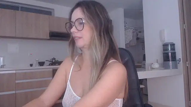 Snapshot of LovePaula chatting on April 14, 10:32 am LovePaula online show from April 14, 10:32 am