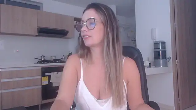 Snapshot of LovePaula chatting on April 16, 11:11 am LovePaula online show from April 16, 11:11 am