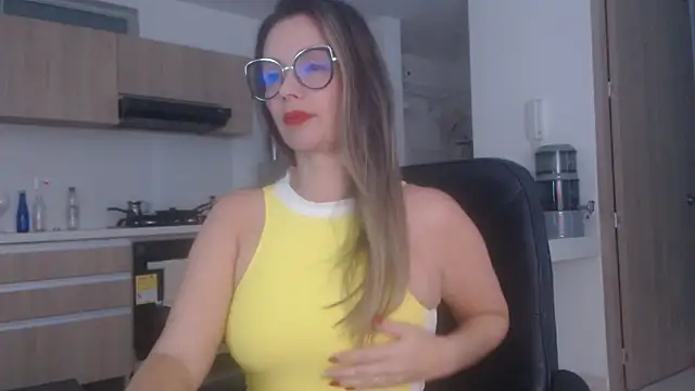 Snapshot of LovePaula chatting on June 2, 11:45 am LovePaula online show from June 2, 11:45 am
