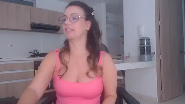 Snapshot of LovePaula chatting on June 21, 11:57 am LovePaula online show from June 21, 11:57 am
