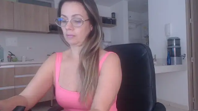 Snapshot of LovePaula chatting on June 22, 12:45 am LovePaula online show from June 22, 12:45 am