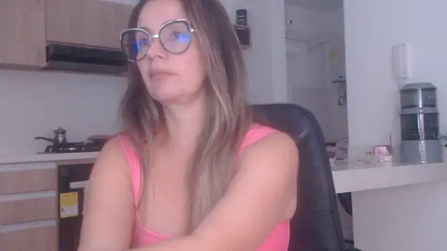 Snapshot of LovePaula chatting on June 26, 12:04 am LovePaula online show from June 26, 12:04 am