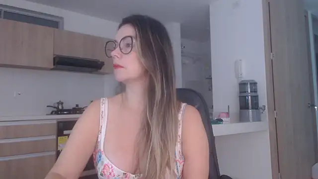 Snapshot of LovePaula chatting on July 9, 12:31 pm LovePaula online show from July 9, 12:31 pm