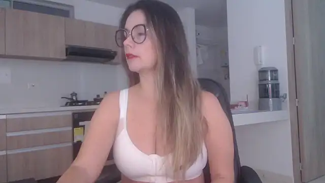 Snapshot of LovePaula chatting on July 22, 11:57 am LovePaula online show from July 22, 11:57 am
