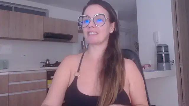 Snapshot of LovePaula chatting on July 25, 12:31 am LovePaula online show from July 25, 12:31 am