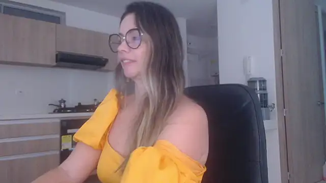 Snapshot of LovePaula chatting on July 25, 12:36 pm LovePaula online show from July 25, 12:36 pm