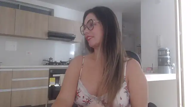 Snapshot of LovePaula chatting on July 31, 6:51 pm LovePaula online show from July 31, 6:51 pm