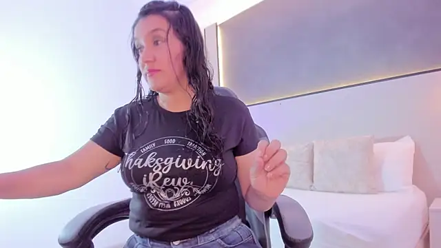 zoee zi online show from November 6, 7:04 pm