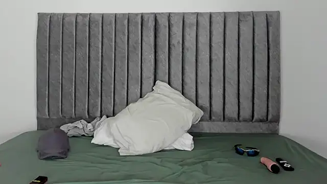 Snapshot of aroncooper1 chatting on October 3, 1:08 pm aroncooper1 online show from October 3, 1:08 pm