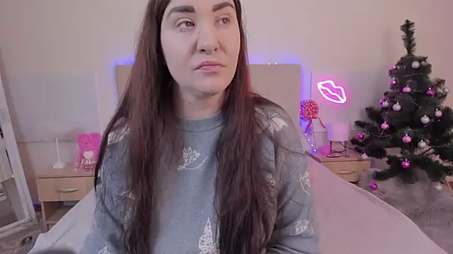 TrishaDarks online show from December 20, 6:42 am