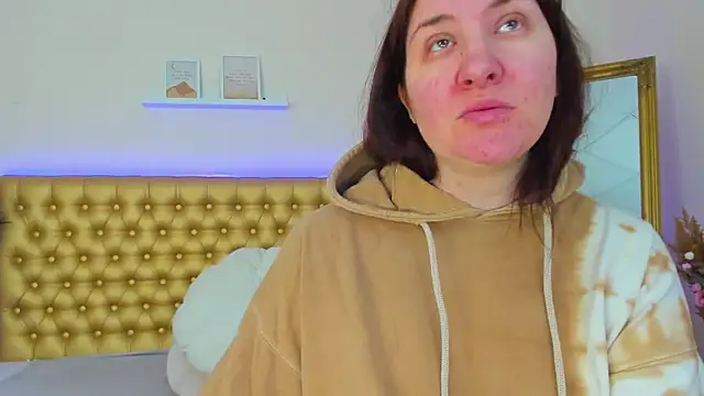 TrishaDarks online show from April 5, 5:04 am