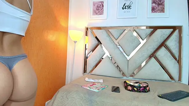 Lia Roseh online show from October 6, 7:11 pm