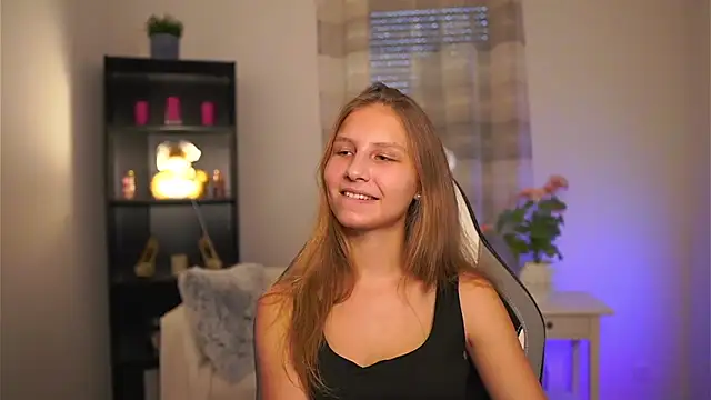 Snapshot of emmie_murray chatting on February 1, 2:37 pm emmie murray online show from February 1, 2:37 pm