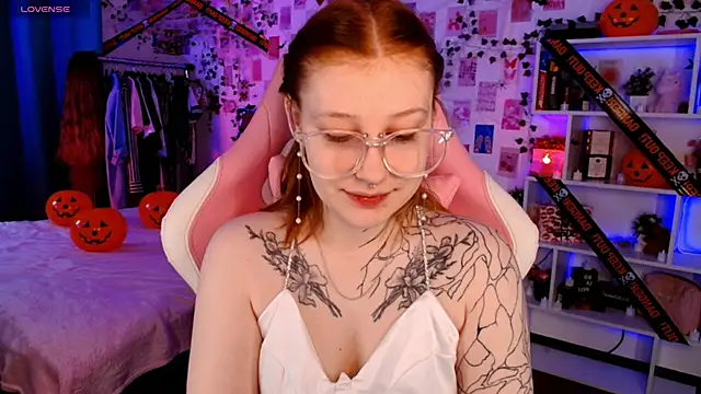 Ayla Hicks online show from October 23, 4:34 am