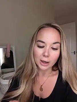 Snapshot of BarbieDolly_x chatting on September 24, 10:40 am BarbieDolly x online show from September 24, 10:40 am