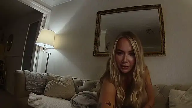 Snapshot of BarbieDolly_x chatting on September 28, 12:38 am BarbieDolly x online show from September 28, 12:38 am