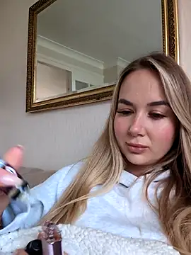 Snapshot of BarbieDolly_x chatting on October 23, 1:43 pm BarbieDolly x online show from October 23, 1:43 pm