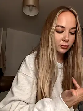 Snapshot of BarbieDolly_x chatting on November 9, 7:45 pm BarbieDolly x online show from November 9, 7:45 pm