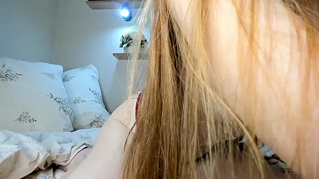 Snapshot of Red_FoxGirl chatting on April 19, 6:10 pm Red FoxGirl online show from April 19, 6:10 pm