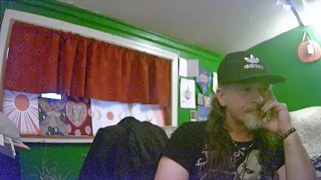 Snapshot of HippieDad333 chatting on June 5, 12:50 am HippieDad333 online show from June 5, 12:50 am