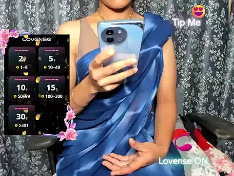 Snapshot of Queen-Bee143 chatting on February 3, 3:04 am Queen-Bee143 online show from February 3, 3:04 am