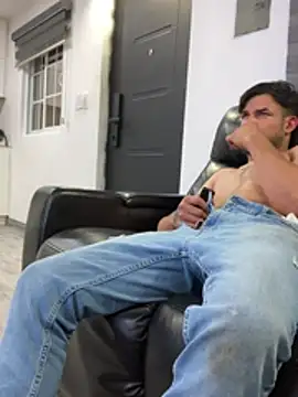 Snapshot of Moisesjrtapia chatting on May 19, 8:31 am Moisesjrtapia online show from May 19, 8:31 am