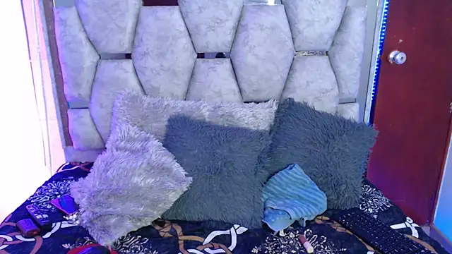 AnalyMilles online show from December 4, 12:20 am