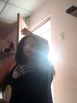 MEYBELLATINA online show from April 4, 9:45 pm