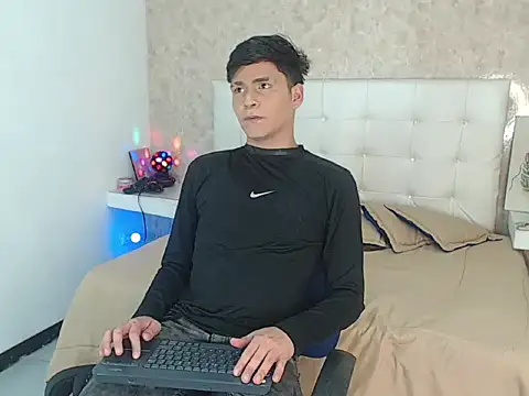 Aaron Foxxx online show from December 15, 9:52 pm