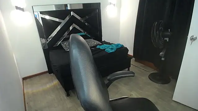 MarianaRojas  online show from June 21, 6:27 am