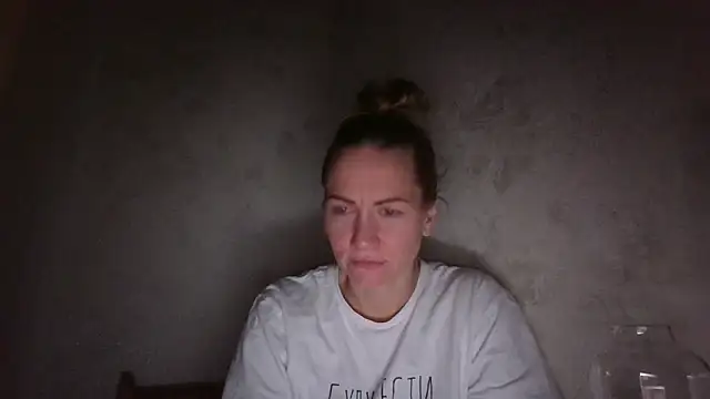 Snapshot of Thavione chatting on February 8, 9:40 pm Thavione online show from February 8, 9:40 pm