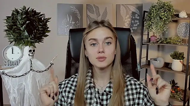 JuneWoods online show from October 31, 1:01 pm